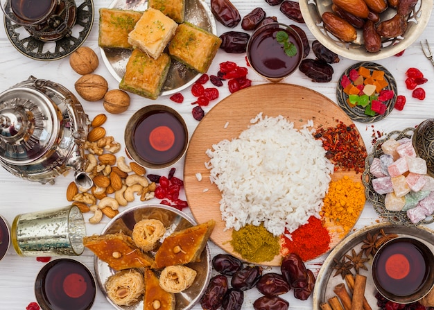 Riz cuit avec des épices et des bonbons sur la table Photo gratuit