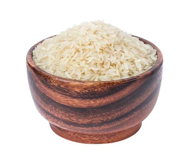 Riz étuvé Dans Un Bol En Bois Isolé Sur Un Blanc Photo Premium
