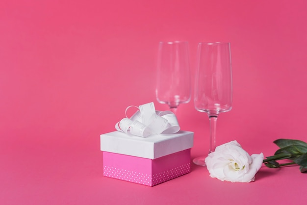 Rose Blanche Coffret Cadeau Et Flute A Champagne Sur Fond Rose Photo Gratuite