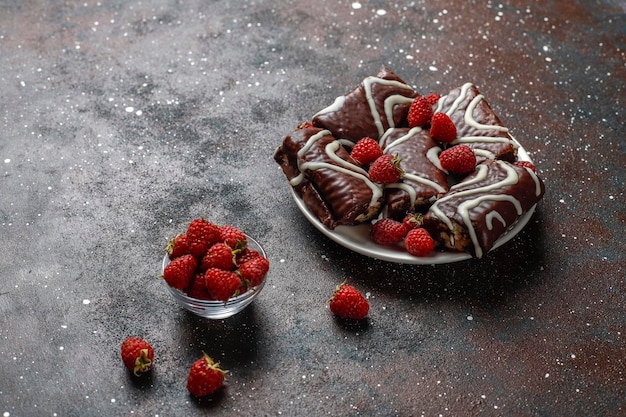 Rouleau De Gateau Au Chocolat Avec Confiture De Framboise Et Creme Au Beurre Photo Gratuite