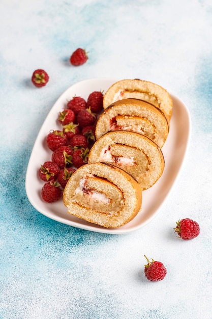 Rouleau De Gateau Aux Framboises Avec Des Baies Fraiches Photo Gratuite