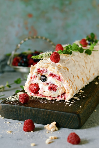 Rouleau De Meringue Avec Une Douce Creme Aeree Menthe Et Garniture De Fruits De Framboises Cassis Myrtilles Pavlova Dessert Sucre D Ete Photo Premium