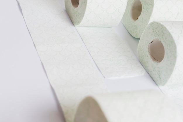 Rouleau de papier toilette sur fond blanc Photo gratuit