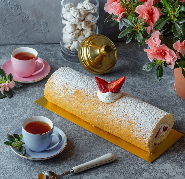Roulet sucré à la fraise et thé noir Photo gratuit