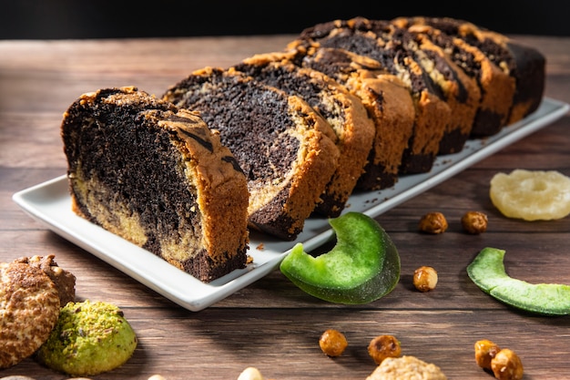 Roulette De Rouleau Suisse Sucre Avec Caramel Et Creme Et Eclats De Chocolat Au Lait Dessus Photo Premium