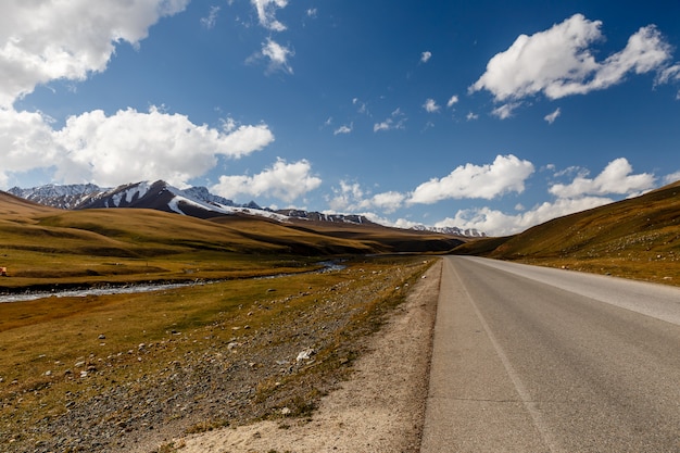 Route Goudronnee Autoroute Bishkek Osh M41 Vallee De Suusamyr Chuy Province Kirghizistan Photo Premium