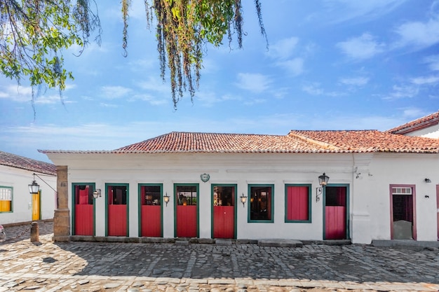 Rue Et Vieilles Maisons Coloniales Portugaises Dans Le Centre-ville Historique De Paraty Photo Premium