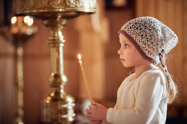 Russe Petite Fille Dans Un Foulard Sur La Tete Se Dresse Dans Une Eglise Orthodoxe Photo Premium