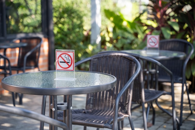 S'il vous plaît arrêter de fumer concept non signe de fumer dans le café aller espace fumeur gratuit Photo Premium