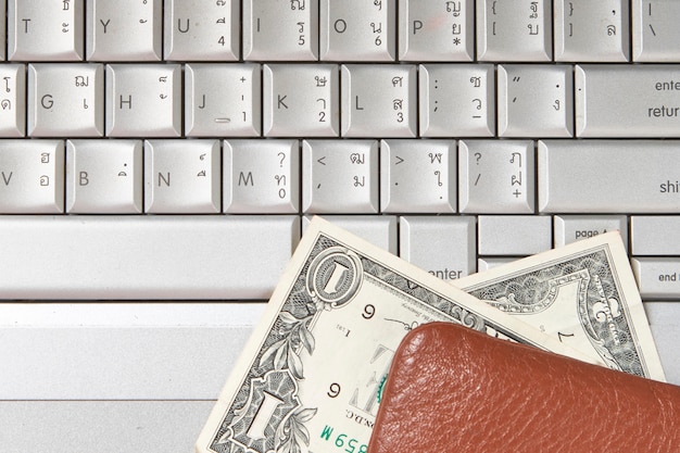 Le sac avec billets d'un dollar en argent sur argent Photo Premium
