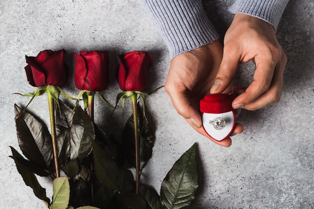 Saint-valentin main d'homme romantique sur la bague de fiançailles en boîte Photo gratuit