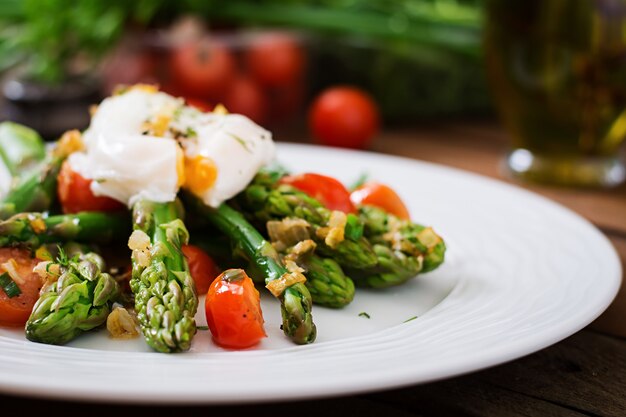 Salade D Asperges Tomates Et Uf Poch Photo Gratuite