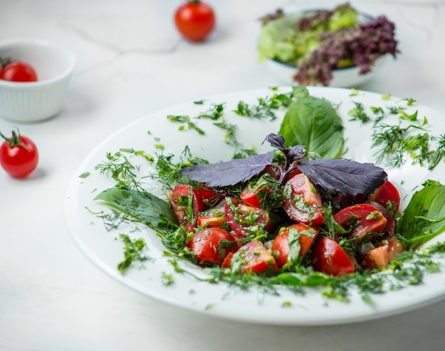 Salade caprese au pesto Photo gratuit