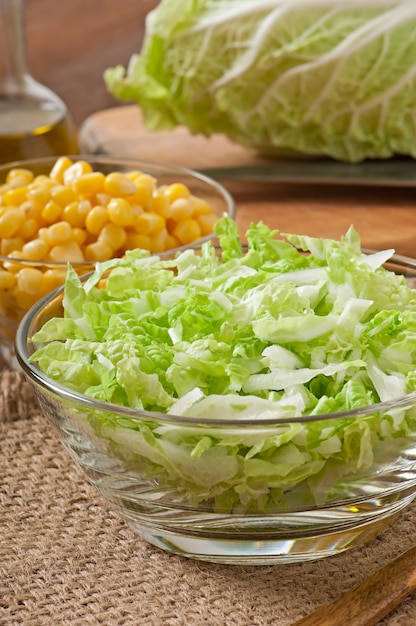 Salade De Chou Chinois Au Maïs Sucré Dans Un Bol En Verre | Photo Gratuite