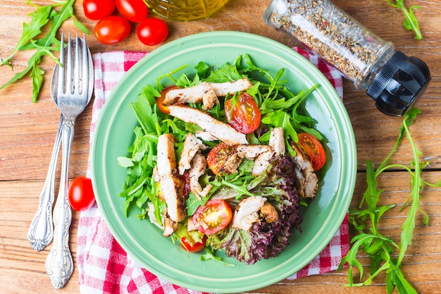 Salade fraîche avec poitrine de poulet, rugule et tomate. vue de dessus Photo gratuit