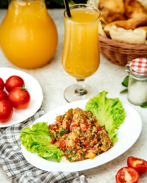 Salade de légumes au barbecue avec aubergine, tomate, poivrons, oignon ...