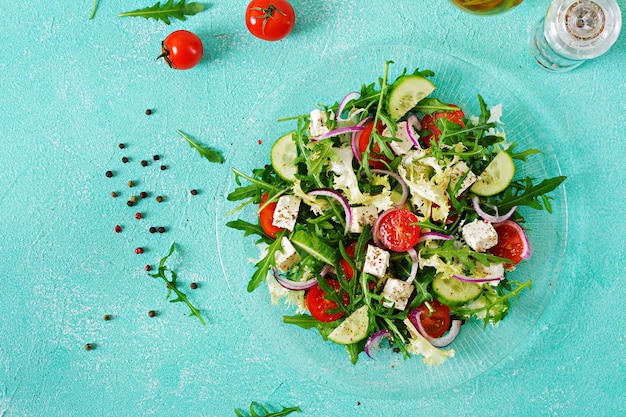 Salade De Légumes Frais - Tomate, Concombre Et Fromage Feta à La Grecque. Mise à Plat. Vue De Dessus Photo gratuit