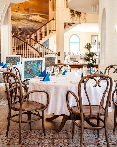 Salle De Restaurant à Deux étages Avec Des Murs Crème | Photo Gratuite