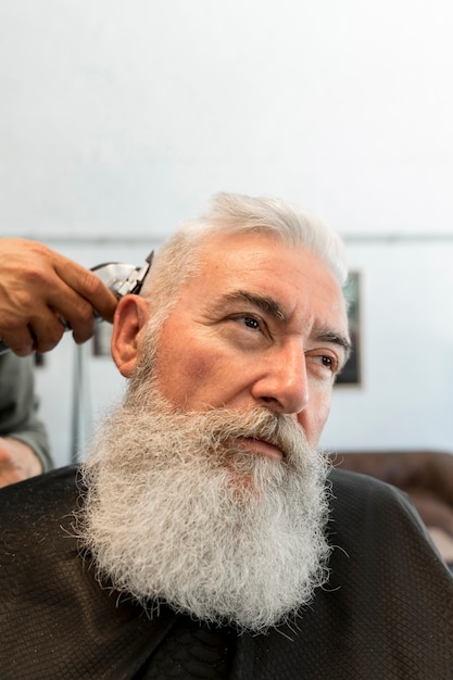 Salon De Coiffure Coupe De Cheveux A Un Homme Age Dans Un Salon De