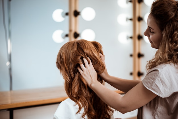 salon-coiffure-feminine-faisant-coiffure