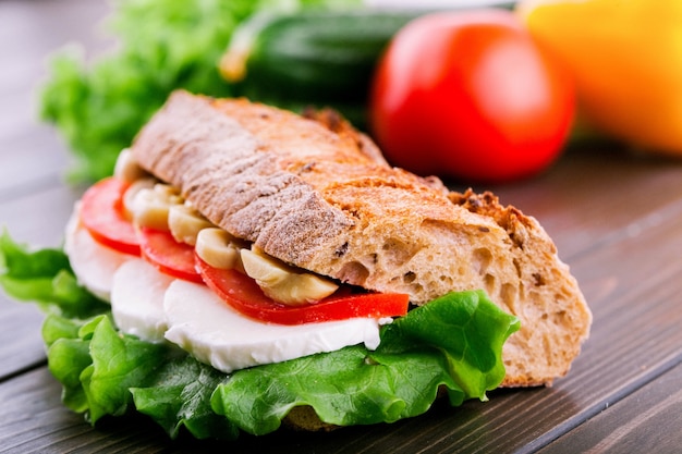 Sandwich En Pain Grillé Avec Des Champignons, Des Tomates, Des œufs Et ...