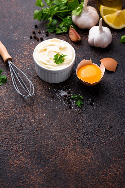 sauce-mayonnaise-maison-avec-ingr-dient-photo-premium