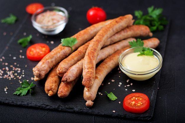 Saucisses Grillées Sur Fond Sombre Oktoberfest Photo Gratuite