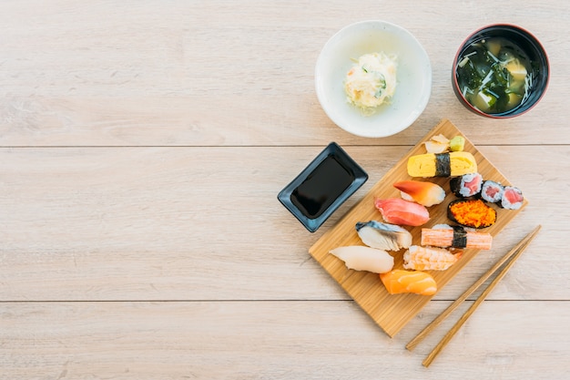 Saumon crevettes et autres sushis à la viande Photo gratuit