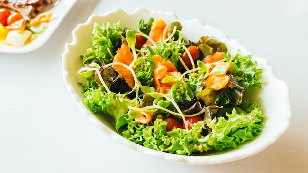 Saumon fumé avec salade de légumes Photo gratuit