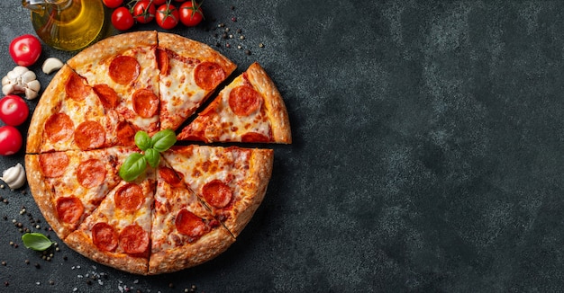 Savoureuse Pizza Au Pepperoni Sur Un Fond De Beton Noir Photo Premium