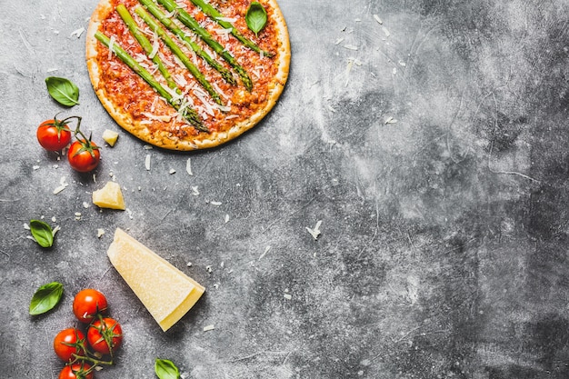 Savoureuse pizza italienne à la sauce tomate et au parmesan Photo Premium