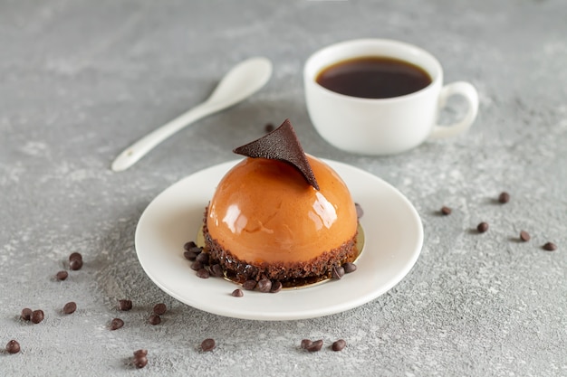 Savoureux Gateau Mousse Ronde Au Chocolat Et Tasse De Cafe Sur Table En Pierre Photo Premium