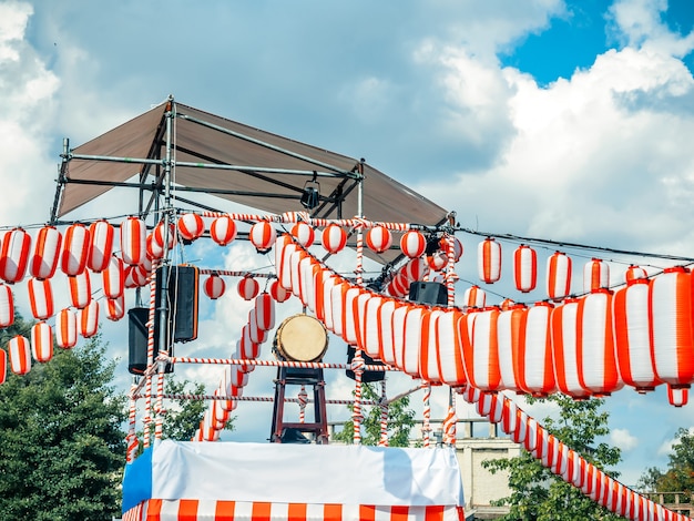 La scène du yagura avec un grand taiko japonais odaiko. Photo Premium