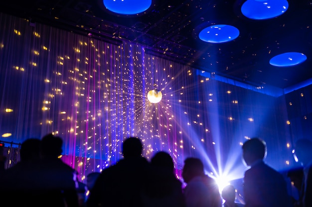 Scène de nuit concept flou en concert fête avec public et éclairage led coloré. Photo Premium