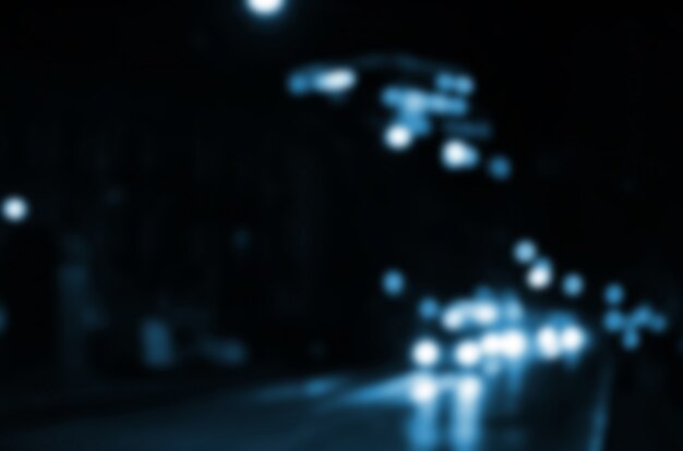 Scène de nuit floue de la circulation sur la chaussée. image défocalisée de voitures voyageant avec des phares lumineux. bokeh art Photo Premium
