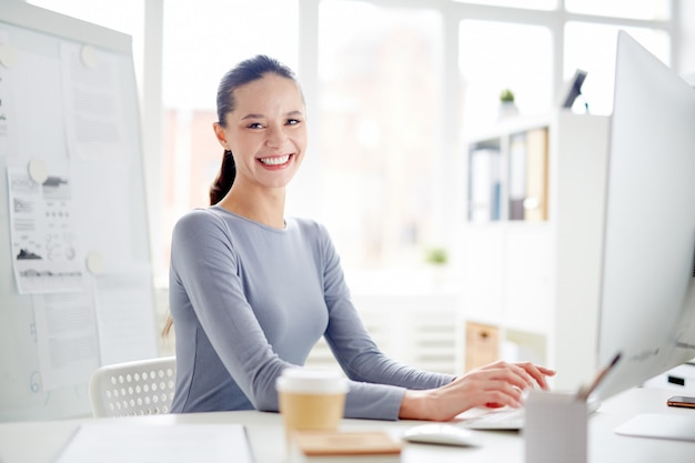 Secretaire Au Bureau Photo Gratuite