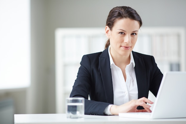 Secretaire Tenue Soignee Dans Le Bureau Photo Gratuite