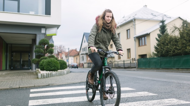 Section basse, femme, vélo, rue Photo gratuit