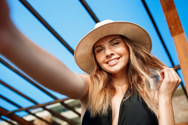  Selfie  De  Belle Jeune Fille  Gaie Au Chapeau Se Repose  La 