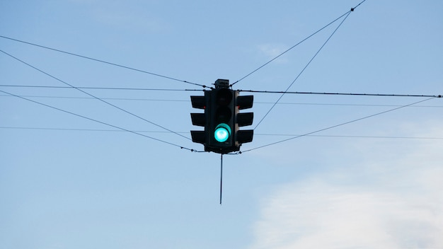 Semaphore suspendu au-dessus de l'intersection des routes Photo gratuit