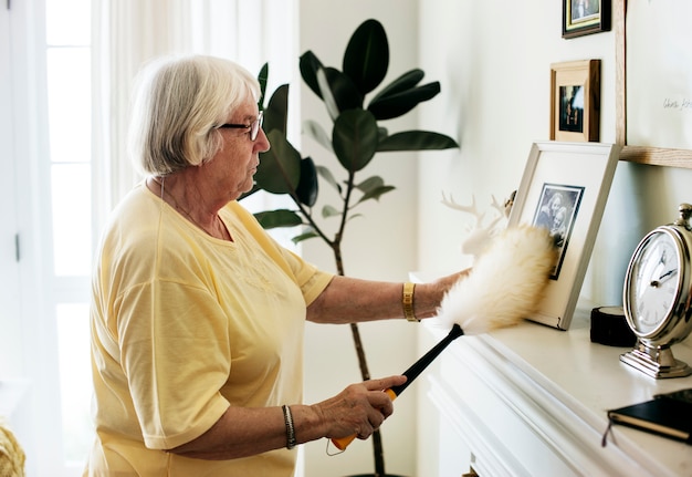 Senior Femme épousseter Une Photo De Famille | Photo Premium