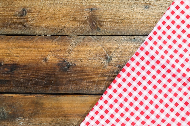  Serviette  En Damier  Rouge Pli  Sur Une Table En Bois 