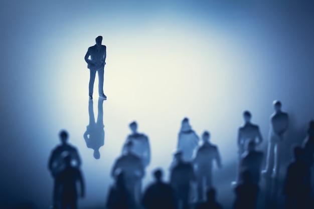 Seul Homme Debout Devant Un Groupe De Personnes. | Photo Premium
