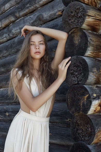 Sexy Jeune Femme Dans Une Robe Blanche Légère Posant ...