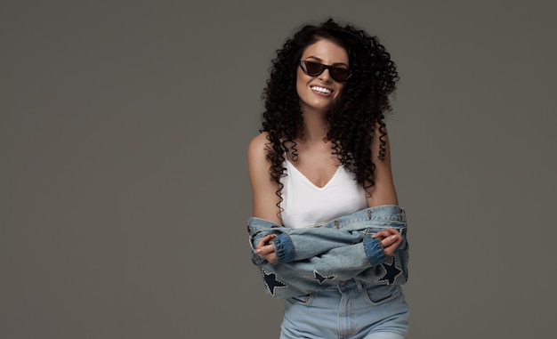 Sexy Jolie Femme Brune Qui Pose En Jeans La Mode En Studio Mannequin