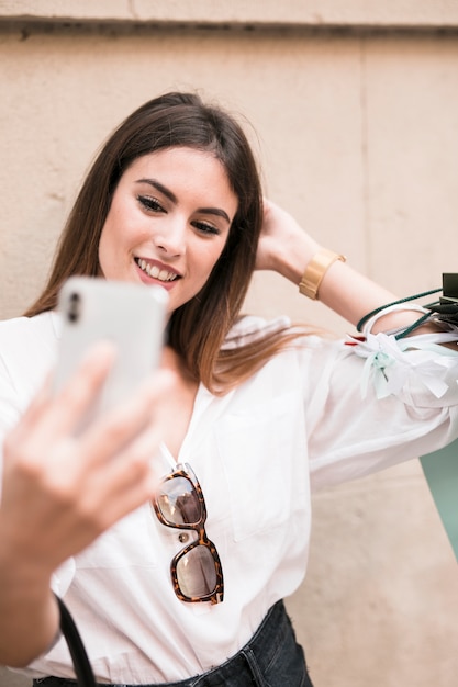 Shopping Fille  Prenant Un Selfie  Photo Gratuite