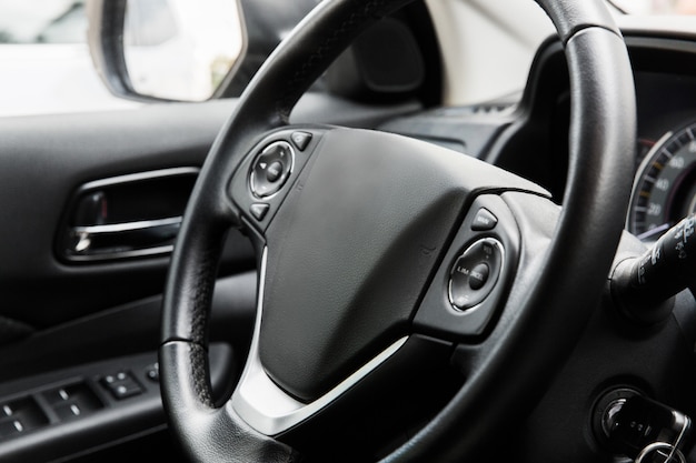 Siège du conducteur de la voiture. intérieur de la voiture. intérieur noir Photo Premium