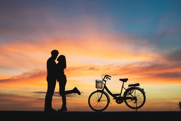 Silhouette De Couple Amoureux Embrassant Au Coucher Du Soleil Un Concept En Couple Dans L Amour Photo Gratuite