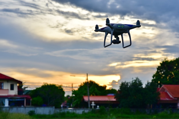 Silhouette Drone Voler Pour Prendre Une Photo Aérienne Au