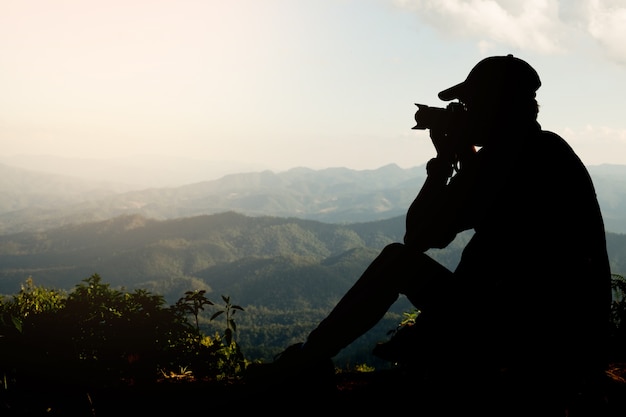 Silhouette Dun Jeune Qui Aime Voyager Et Photographe